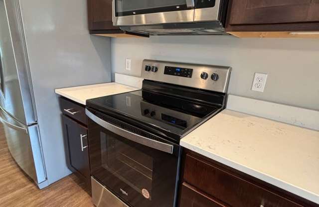 Stunning 3 Bed Townhome with 2 Car Garage in Washington! Gallery 3