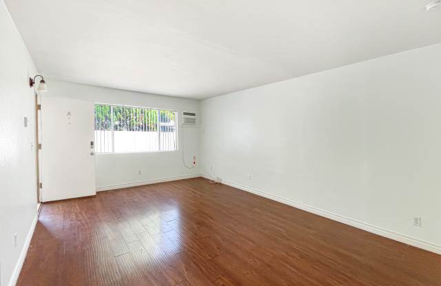 5709 Willowcrest Ave Gallery 2