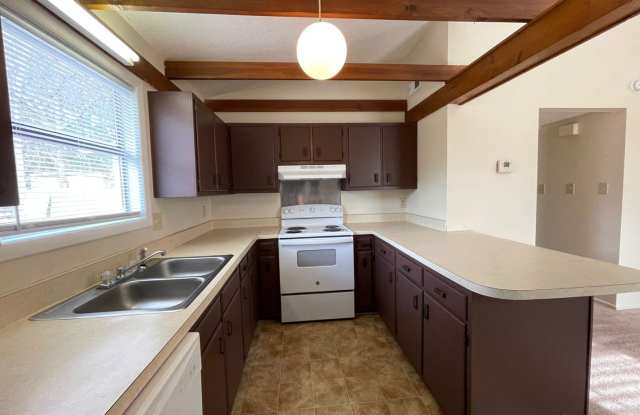 2 bedroom, 1 bath Duplex Gallery 3