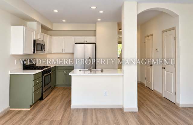 Spacious Town home in a convenient CK location, close to schools, shops, and freeways Gallery 3