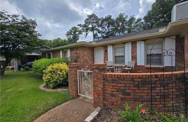 2212 Woodland Terrace Gallery 1