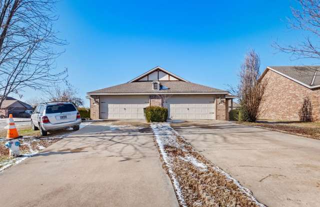 N Cassius Ln Duplex - 2801 North Cassius Lane, Fayetteville, AR 72704