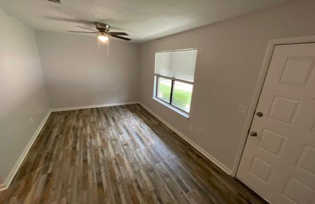 1/1 Apartment in Chipley with Water, Sewer, Garbage, & Lawn Maintenance Included! Gallery 4