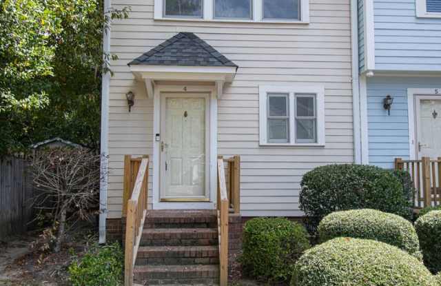 Charming 2-Bedroom Townhome in Market Village Gallery 3