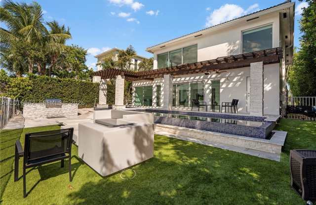 9380 Bay Drive Gallery 4
