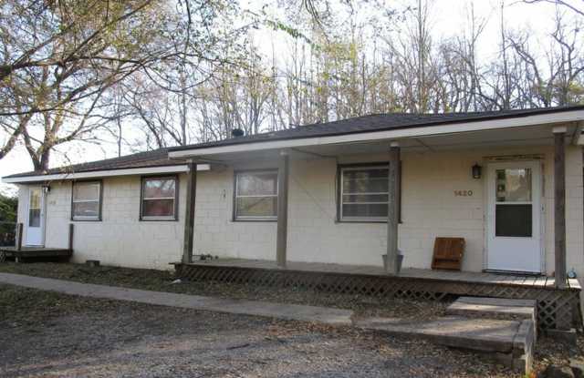 Cozy 2-Bedroom Duplex – Available photos photos