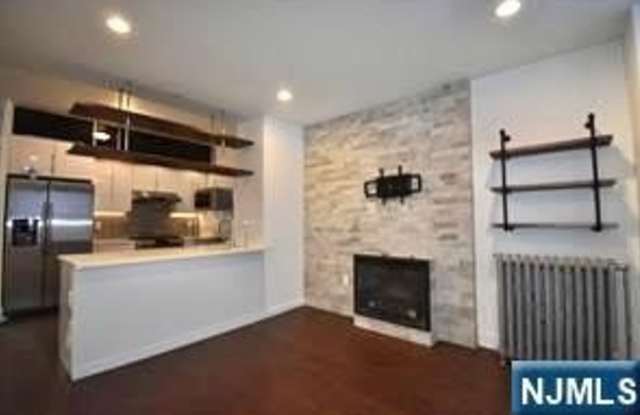 228 Maple Street Gallery 4