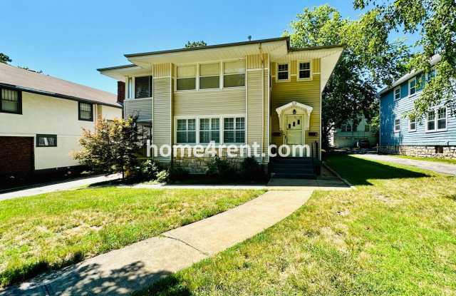 First Level Condo, Just Off the Plaza with Hardwood Floors and Lawn Care Provided! Gallery 3