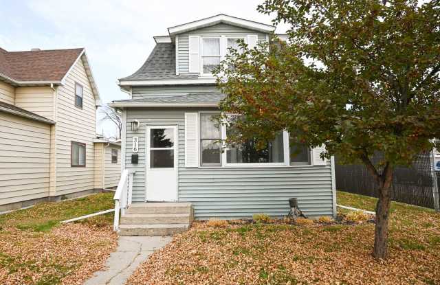 *Deposit Discount* Gorgeous 3 Bed 1 Bath Home! Updated Appliances, Hardwood Floors, Great Downtown Location! - 316 North 5th Street, Grand Forks, ND 58203