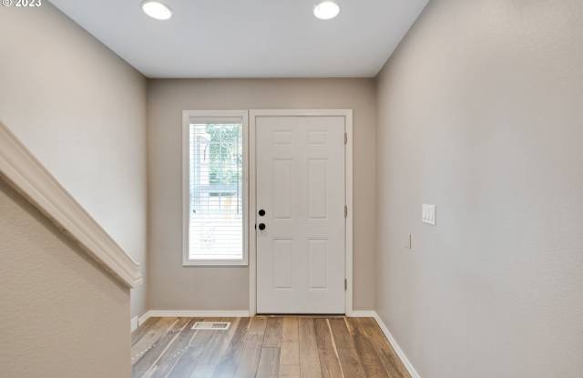 Stunning townhouse in Canby- 3 bed / 2.5 bath , garage, AC Gallery 4