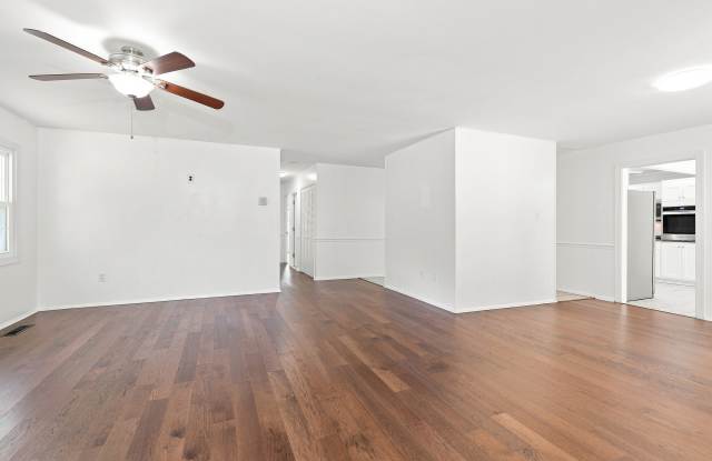 12823 Holiday Lane Gallery 2