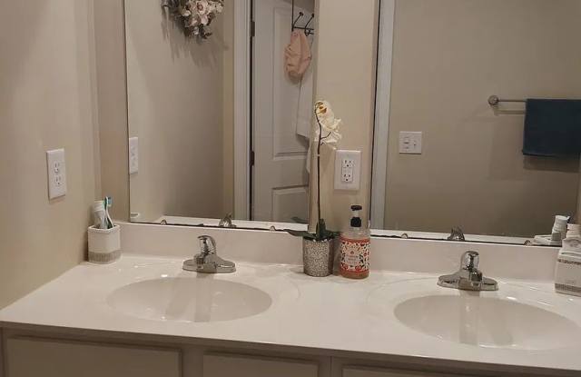 Room in 4 Bedroom Home in Troutman Gallery 4