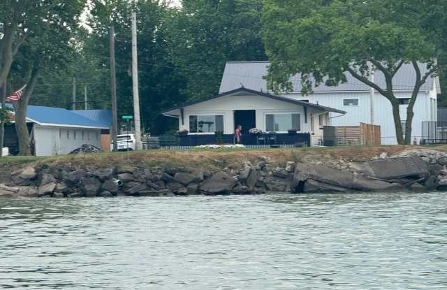 Bayview Renovated Beauty: Serene, Relaxing Waterfront Living All Year Round with whirlpool tub! photos photos