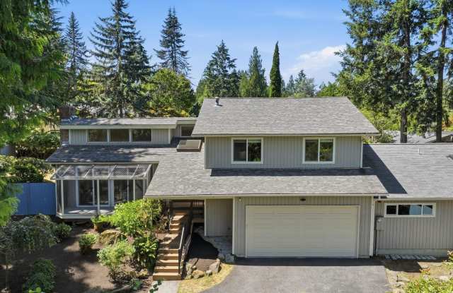 Spacious Tri-Level Home in West Lake Sammamish with Luxurious Features and Prime Location Gallery 1