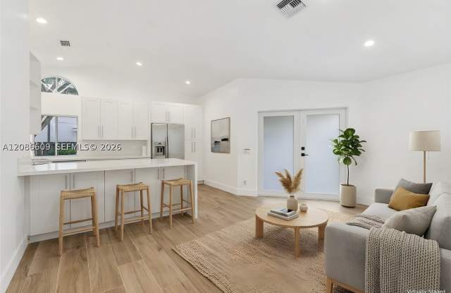 1290 Seagrape Cir Gallery 3