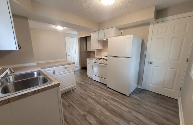 3220 East University Avenue - 3220 East University Avenue, Des Moines, IA 50317