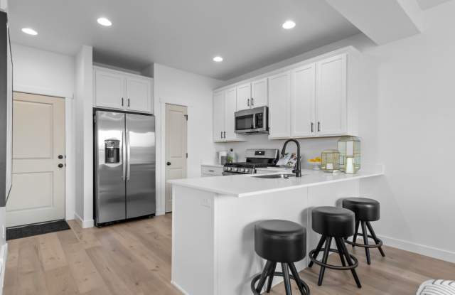 PRE-LEASE FOR 1 MONTH FREE RENT : Fruit Heights 4-bed, 3.5-bath Townhome Available Early September!!! Gallery 3