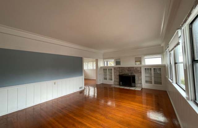 Rockridge Home! 3 Bedroom w/Fireplace, In-unit Laundry + More! || Steps From College Ave Gallery 4
