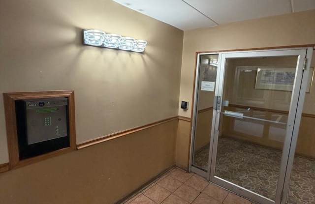 1 Bed One Bath in DOWNTOWN Forest Park!!! Gallery 3