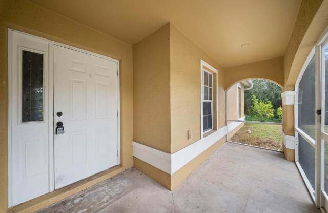 Stunning freshly painted 3 bedroom 2 bathroom home in Lehigh Acres Gallery 4