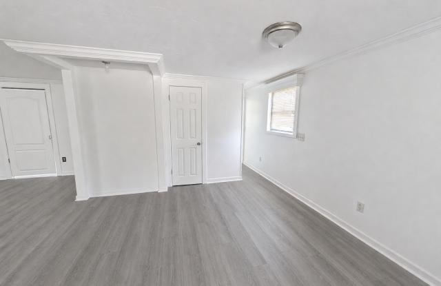 Recently renovated  2 bed, 1.5 bath home with a fully fenced yard Gallery 4