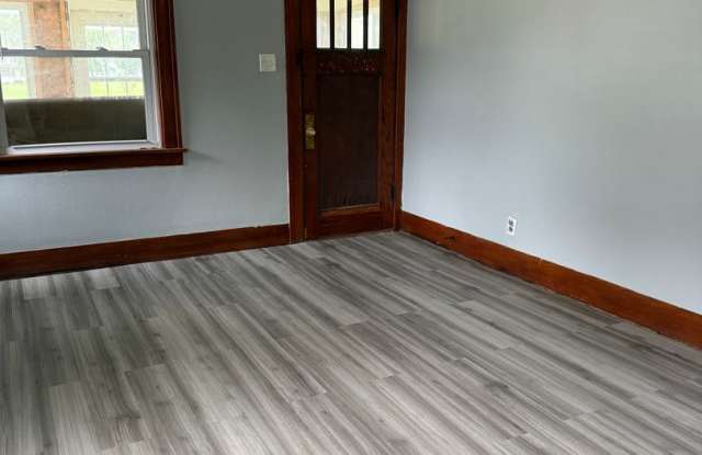 Updated 2 Bedroom, 1 Bathroom House for Rent- 712 Western Gallery 3