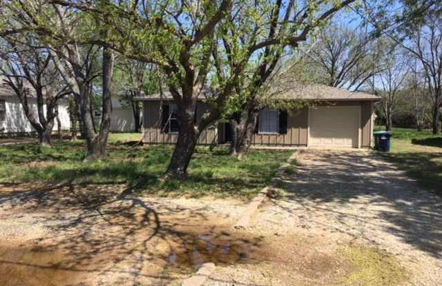 2 Bedroom/1 Bath /1 Car Garage - 3525 Country Club Road, Denton, TX 76210