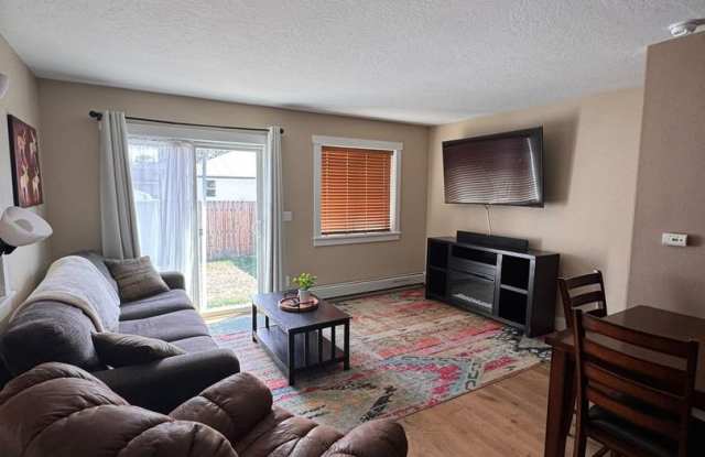 3 Bedroom/3 Bathroom - All Utilities Included Gallery 3
