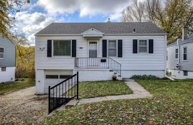 Charming 2 Bedroom With Spacious Living In Benson!! photos photos