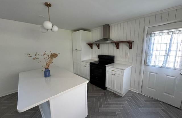 4 Bedroom Remodeled House off Old Forest Road photos photos