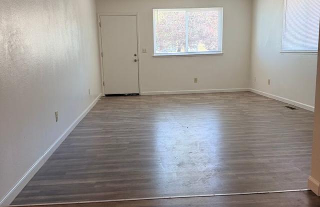 1528 North Court Unit B  -  Freshly Painted Home Featuring a Beautifully Remodeled Kitchen! Gallery 1