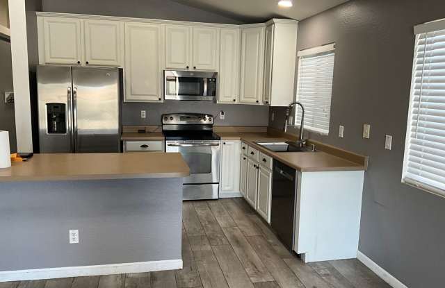 Corner home with 3 bedroom 2 bath Gallery 3