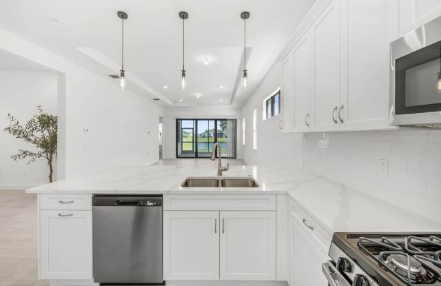 4787 St Armands Way Gallery 3