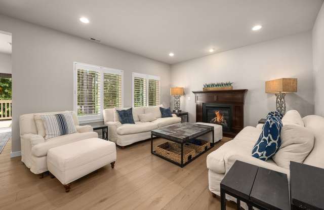 Stunning 4 Bedroom 2.5 Bathroom Home in Quiet Area of Lynnwood! Gallery 3