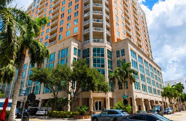 Annual partially furnished 2/2 at 1350 Main St with partial view of Sarasota Bay! photos photos