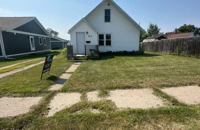 910 5th Ave SE - 910 5th Avenue Southeast, Jamestown, ND 58401