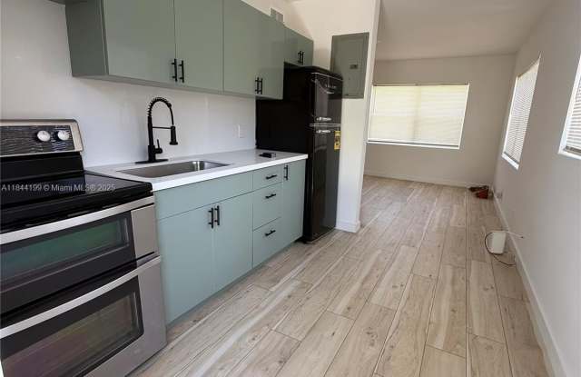 1827 N Dixie Hwy photos photos
