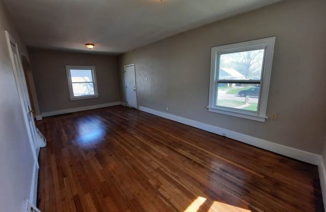 Pet Friendly Home with Fenced Back Yard and Hardwood Floors! Gallery 4