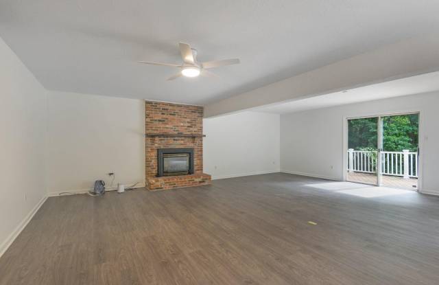 91 PREMIER Court Gallery 1