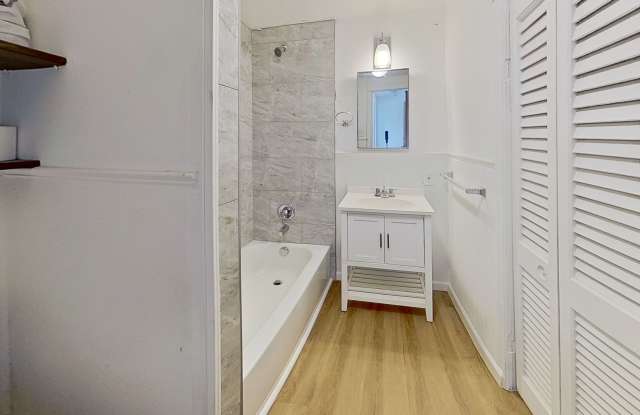 Spacious 2nd and 3rd Floor Apartment Gallery 3