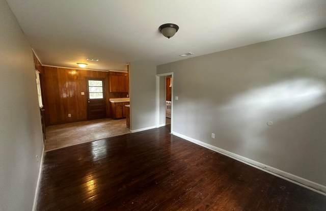 Spacious 3BR/1BA Valdosta Home with Carport Near VSU & Schools! Gallery 3