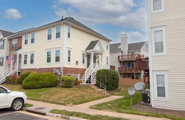 Beautiful End Unit 3 Bed/ 3 Bath Townhome/Condo - 7977 Calvary Court, Bull Run, VA 20109