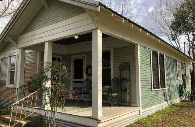 1120 Woodlawn Street - 1120 Woodlawn Avenue, Lockhart, TX 78644