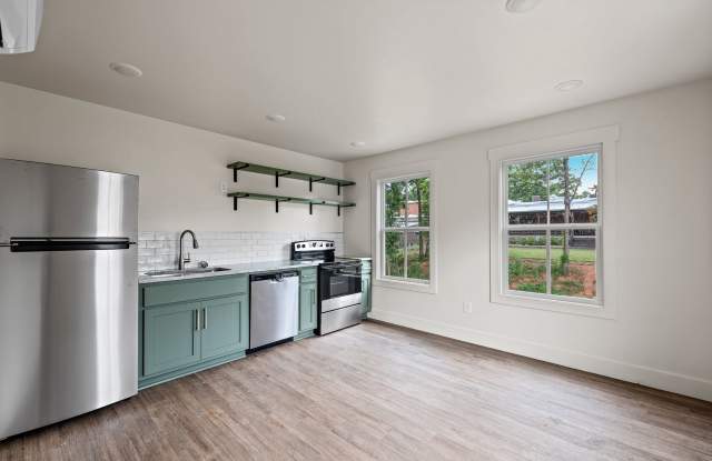 Adorable 1 bedroom 1 bathroom cottage style home with garage. Must see! Gallery 3