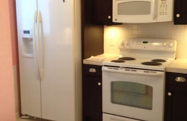 ALL Appliances Included!!! Gorgeous 2 Bedroom 1.5 Bathroom Townhouse w/ Swimming Pool on site!! Gallery 3
