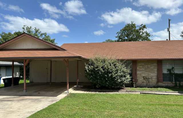 2/1 Duplex on "The Hill" above Landa Park! / No Carpet / Fenced in Backyard/ NBISD Gallery 3