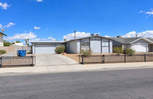 SINGLE STORY HOME WITH POOL!!! Gallery 1