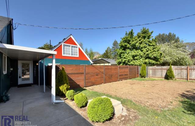 Charming Updated Studio Home with Fenced Yard in Beaverton photos photos