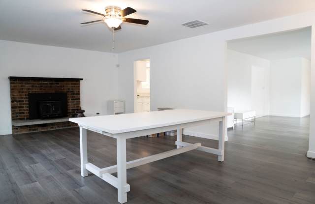 Newly Remodeled and Spacious 3 bedroom 2 bath Rambler photos photos