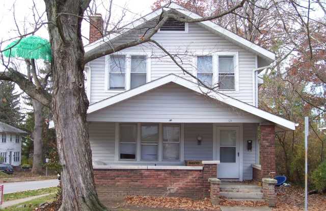 528 S Woodlawn Avenue Gallery 1